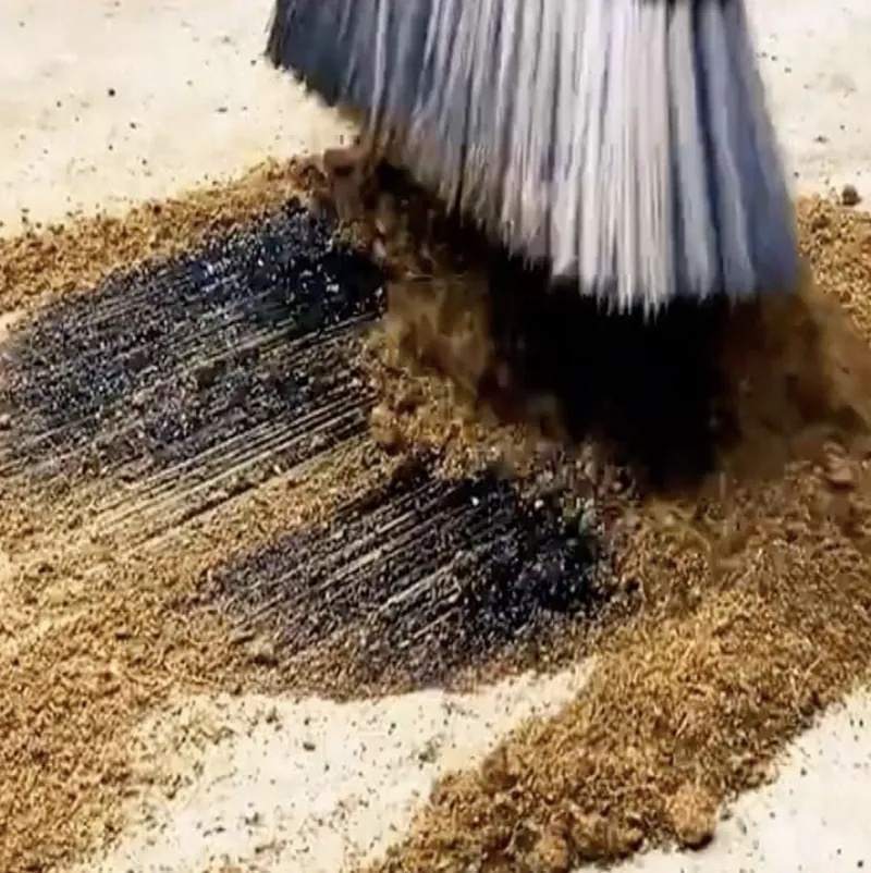 Metla zapracúva sorbent do rozliateho oleja