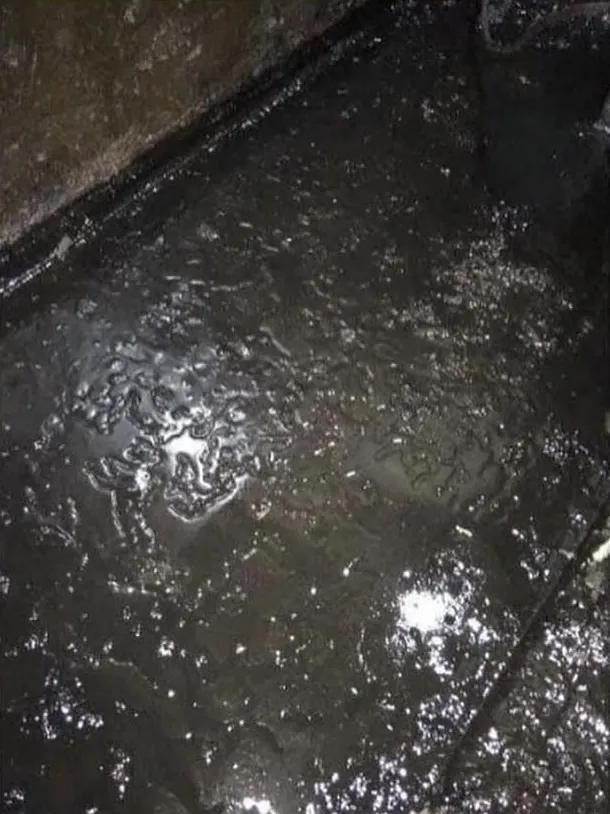 Podlaha pokrytá rozliatym olejom