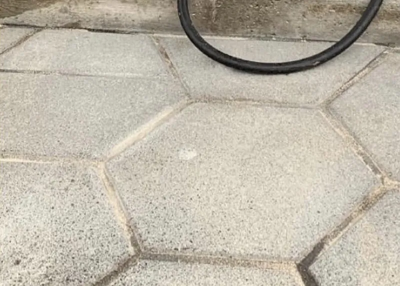 Tá istá dlažba po ošetrení odstraňovačom škvŕn Stain Solution Pro, škvrny sú preč